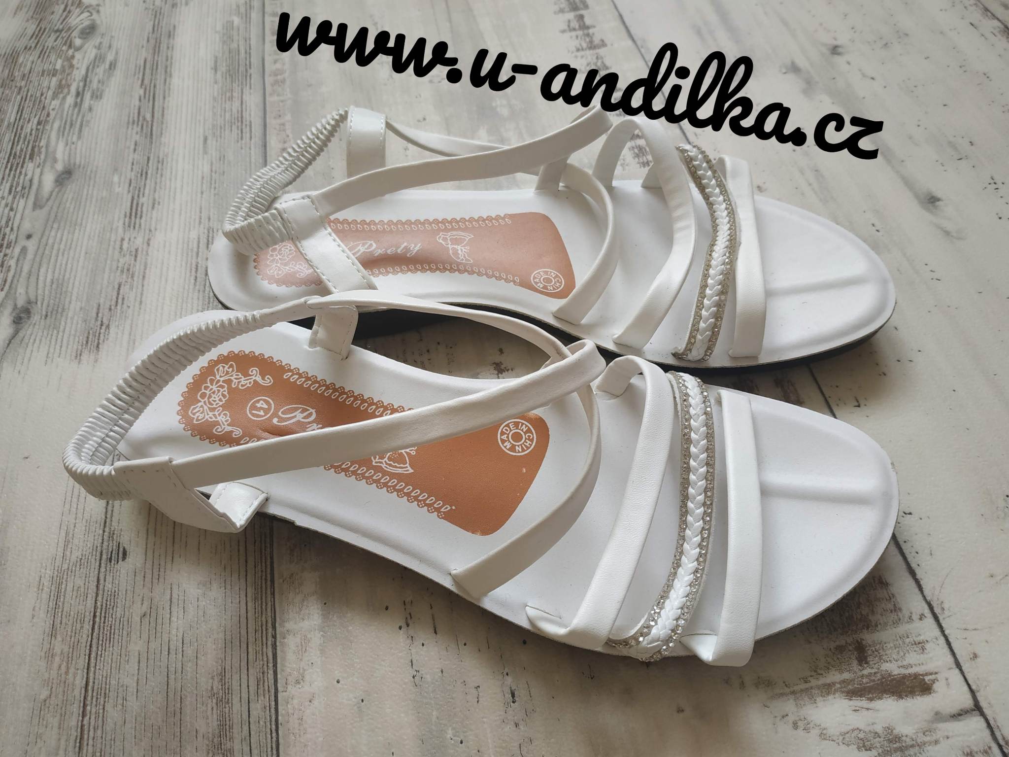 Obrázek Nádherné bílé sandálky s kamínky
