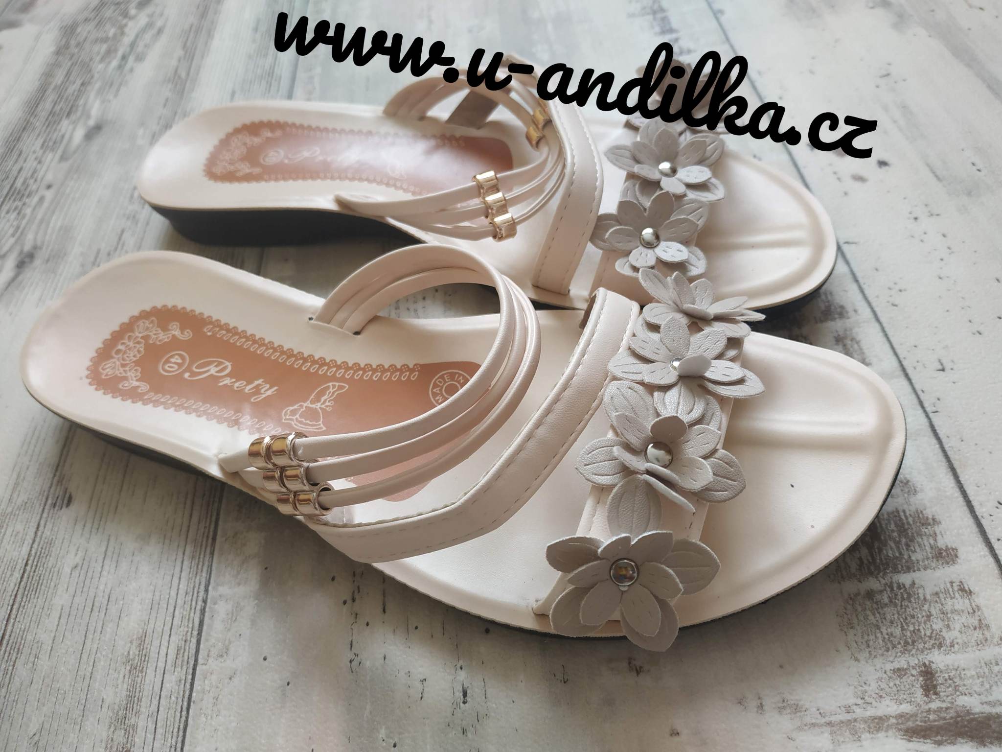 Obrázek Nádherné béžové sandále s kytičkama

