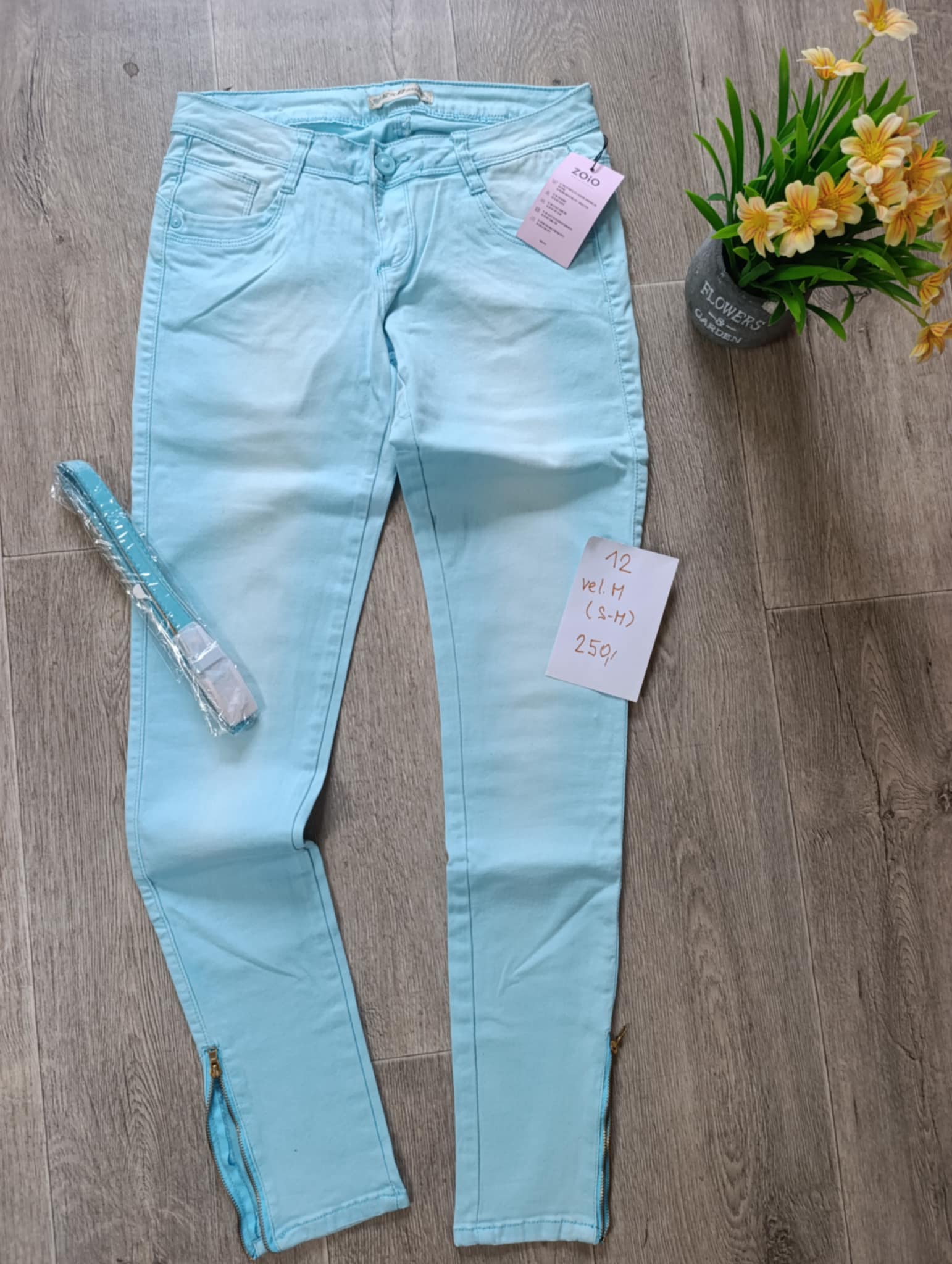 Obrázek Tyrkysové džíny s páskem
